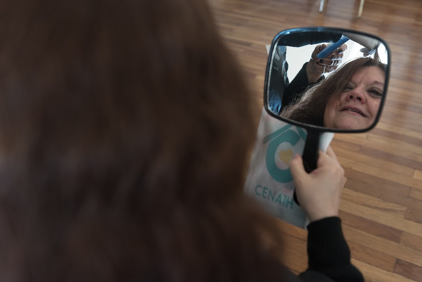 mujer con espejo y cabello