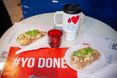 comida en una mesa con cartel de YO DONE